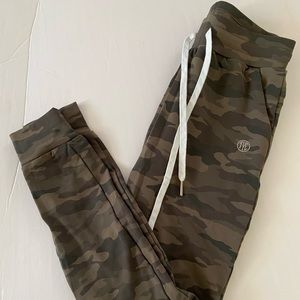 NWT Til You Collapse Camo Joggers Size XS